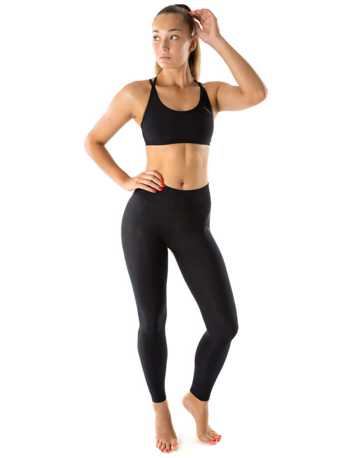 Modele in den Mid Rise Sportleggings Adriana, die weich und dehnbar sind, perfekt für Training und Alltag.